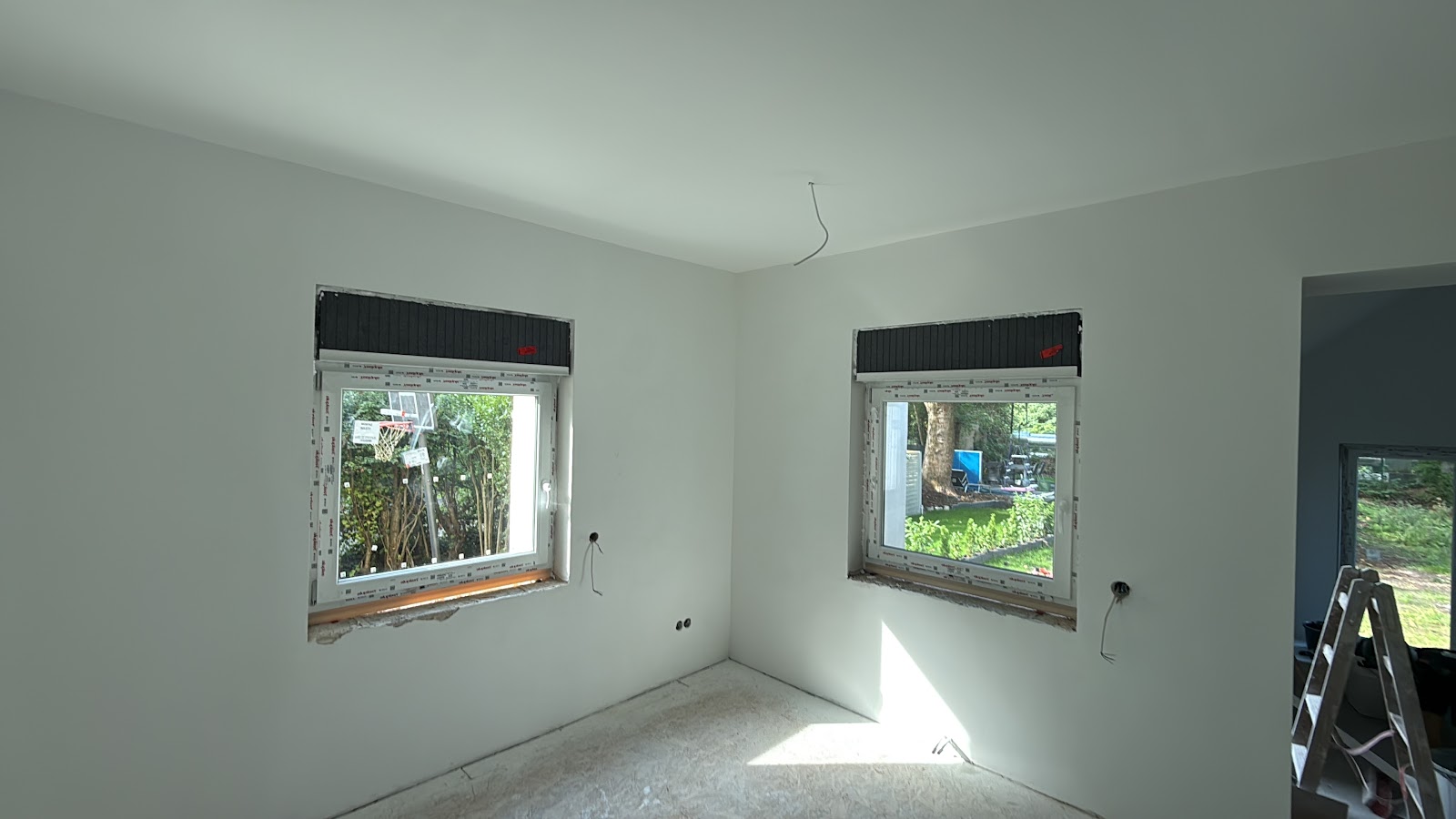 Renoviertes Zimmer mit neuen Fenstern und Rollläden