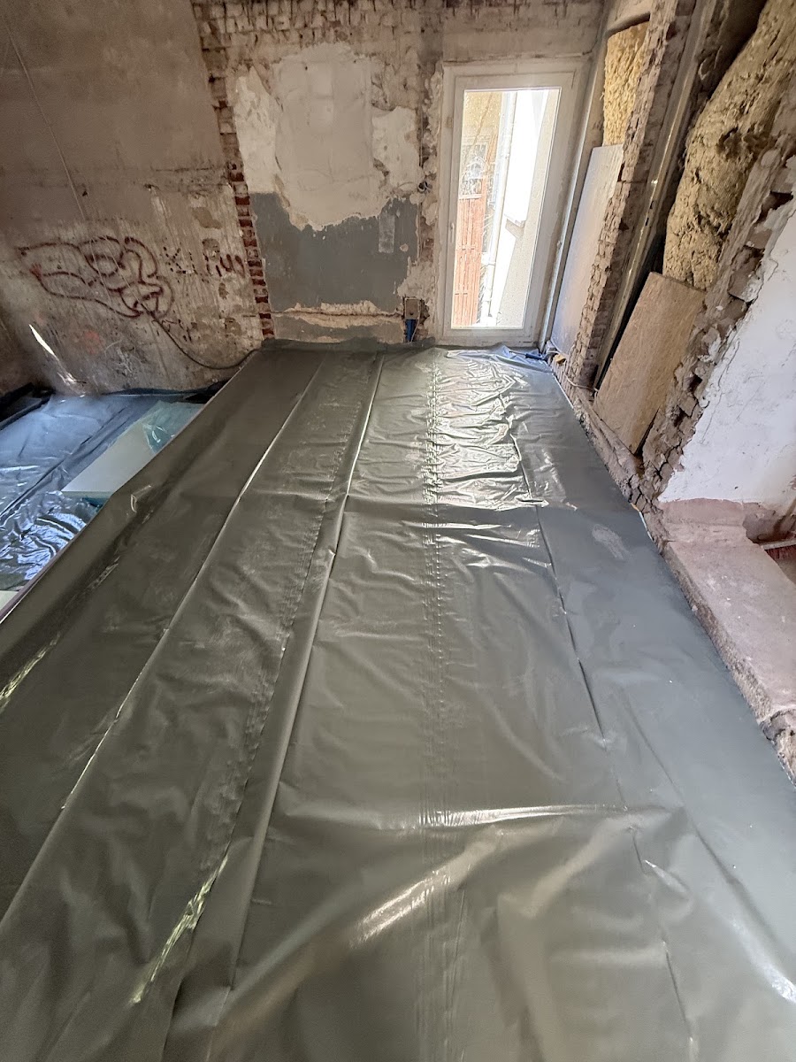 Entkernter Altbau-Raum vor der Sanierung