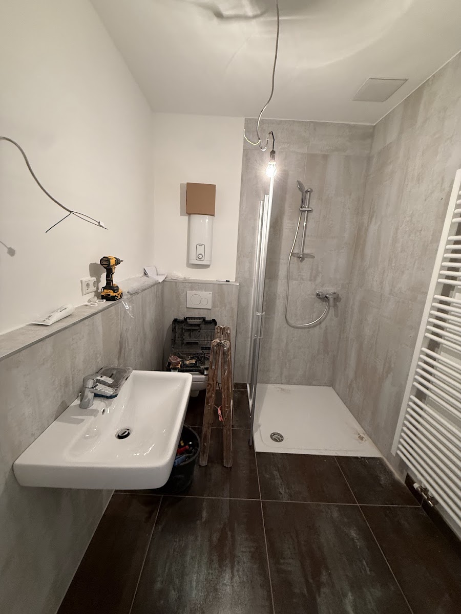 Fertig sanierten Bad mit bodengleicher Dusche