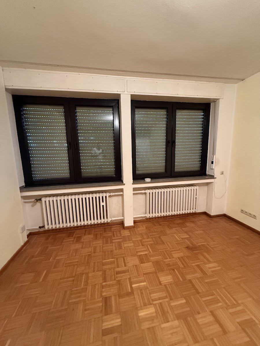 Fertig renoviertes Zimmer mit Parkettboden